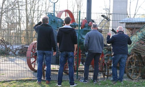 Baumaschinen, Nutzfahrzeuge, Bagger, Schwertransporte, Unimog, Dozer, Chemnitz, Sachsen, HMF-Ladekran, Kompaktlader, Dumper, Minibagger, Baugeräte, Mobilbagger, Kettenbagger, Radlader, Teleskopen, Baggerlader, Schwerlasttransporte, Tandemwalzen, Grabenwal